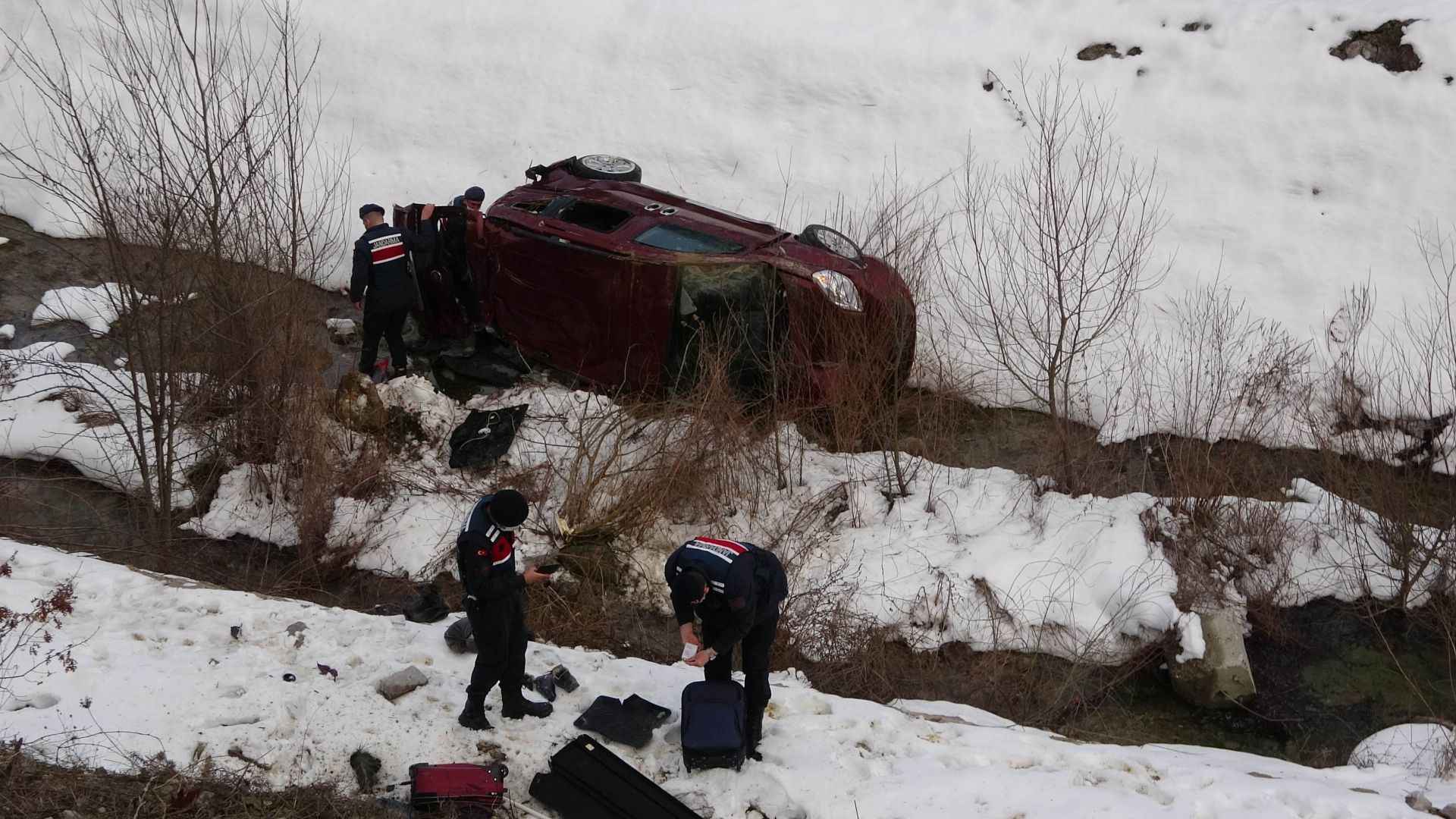 Yoldan savrulan araç uçuruma yuvarlandı B Gazete